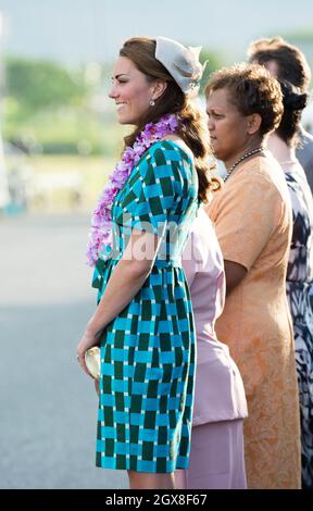 Catherine, Duchessa di Cambridge, che indossa una ghirlanda tradizionale, arriva all'aeroporto Henderson di Honiara, Isole Salomone il 16 settembre 2012. Foto Stock