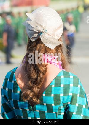 Catherine, Duchessa di Cambridge, che indossa una ghirlanda tradizionale, arriva all'aeroporto Henderson di Honiara, Isole Salomone il 16 settembre 2012. Foto Stock