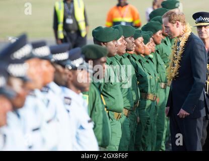 Il Principe William, Duca di Cambridge, che indossa una ghirlanda tradizionale, ispeziona un'accogliente guardia d'onore all'aeroporto di Henderson a Honiara, Isole Salomone, il 16 settembre 2012. Foto Stock