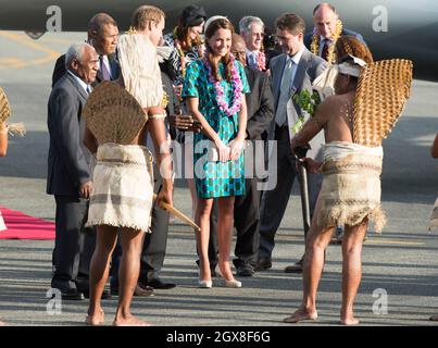 I guerrieri dell'isola salutano Caterina, Duchessa di Cambridge e il Principe William, Duca di Cambridge all'Aeroporto Henderson di Honiara, Isole Salomone, il 16 settembre 2012. Foto Stock