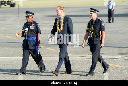 Il Principe William, Duca di Cambridge, che indossa una ghirlanda tradizionale, ispeziona un'accogliente guardia d'onore all'aeroporto di Henderson a Honiara, Isole Salomone, il 16 settembre 2012. Foto Stock