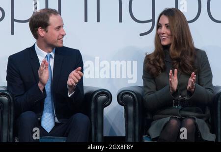 Il Principe William, Duca di Cambridge e Caterina, Duchessa di Cambridge partecipano all'apertura ufficiale del Football Association's National Football Center presso il St. George's Park, Burton-on-Trent. Foto Stock