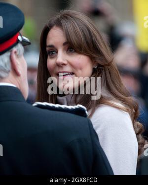 Catherine, Duchessa di Cambridge arriva alla Camera del Senato in una visita ufficiale a Cambridge. Foto Stock