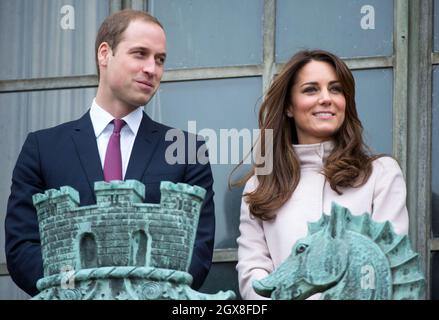 Caterina, Duchessa di Cambridge e il Principe William, Duca di Cambridge si trovano sul balcone della Guildhall durante la loro prima visita ufficiale a Cambridge. Foto Stock