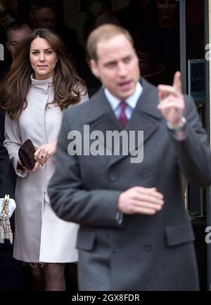 Catherine, Duchessa di Cambridge e il Principe William, Duca di Cambridge lasciano la Guildhall durante la loro prima visita ufficiale a Cambridge. Foto Stock