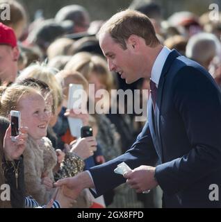 Il Principe William, Duca di Cambridge, incontra i wishers durante una visita al Donald Dewar Leisure Centre di Glasgow, Scozia, il 4 aprile 2013. Foto Stock