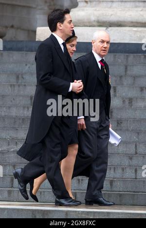 Il leader del partito laburista ed Miliband e la moglie Justine Thornton arriveranno per il funerale di Margaret Thatcher alla Cattedrale di St. Paul a Londra il 17 aprile 2013. Foto Stock
