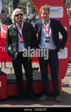 Il Principe Harry chiacchierò con Sir Richard Branson, presidente del Virgin Group, durante la Maratona Virgin London 2013 il 21 aprile 2013 Foto Stock