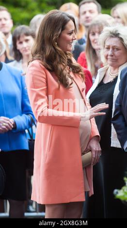 Catherine, Duchessa di Cambridge visita il Naomi House Children's Hospice vicino Winchester. Foto Stock