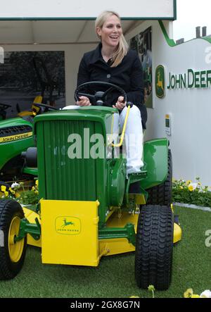 Zara Phillips siede su un trattore John Deere durante la giornata di anteprima VIP e stampa del Chelsea Flower Show il 20 maggio 2013. Foto Stock