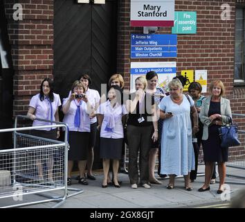 I Wellwishers si riuniscono fuori dall'ala Lindo del St. Mary's Hospital di Londra mentre la Duchessa di Cambridge entra in lavoro il 22 luglio 2012. Foto Stock