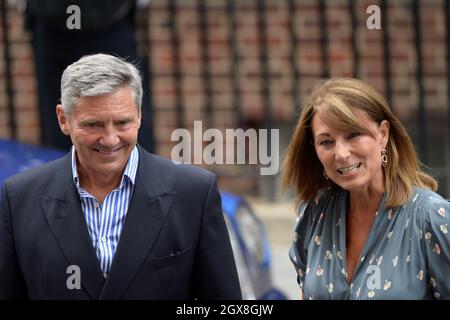 La duchessa dei genitori di Cambridge Carole e Michael Middleton lasciano la Lindo Wing del St Mary's Hospital a Londra, dopo aver incontrato il loro nuovo nipote. Foto Stock