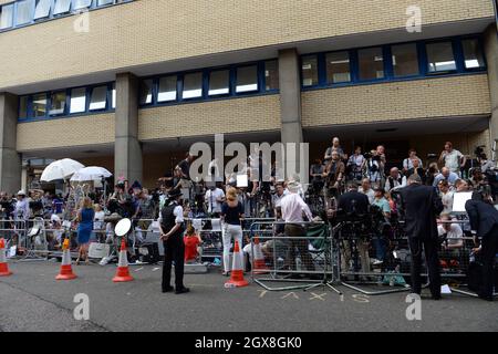 I media mondiali si riuniscono fuori dalla Lindo Wing del St. Mary's Hospital di Londra, mentre la Duchessa di Cambridge entra in lavoro il 22 luglio 2012. Foto Stock