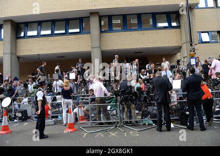 I media mondiali si riuniscono fuori dalla Lindo Wing del St. Mary's Hospital di Londra, mentre la Duchessa di Cambridge entra in lavoro il 22 luglio 2012. Foto Stock