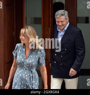 La duchessa dei genitori di Cambridge Carole e Michael Middleton lasciano la Lindo Wing del St Mary's Hospital a Londra, dopo aver incontrato il loro nuovo nipote. Foto Stock