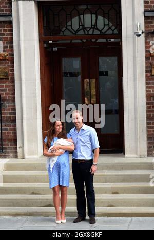 Il Duca e la Duchessa di Cambridge lasciano l'Ala Lindo del St Mary's Hospital di Londra, con il loro neonato figlio. Foto Stock