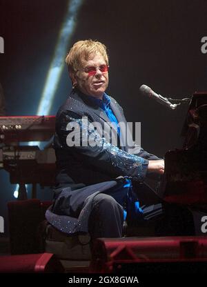 Sir Elton John titoli la tappa principale del Bestival, che si tiene al Robin Hill Country Park sull'isola di Wight. Foto Stock