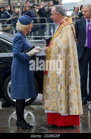 Camilla, Duchessa di Cornovaglia parla con il decano di Westminster il reverendo Dr. John Hall quando arriva al servizio British Food Fortnight's Harvest Festival presso Westminster Abbey. Foto Stock