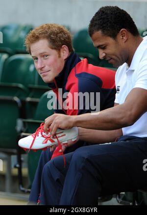 Prince Harry e l'ex England International Jason Robinson si preparano per una partita di allenamento al programma di coaching dell'Unione di Calcio di Rugby (RFU) al Twickenham Stadium. Foto Stock