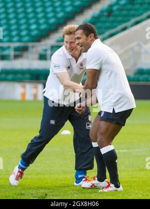 Prince Harry e l'ex England International Jason Robinson partecipano a una partita di allenamento al Rugby Football Union (RFU) All Schools Program coaching event at Twickenham Stadium. Foto Stock