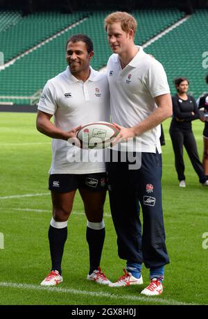 Il Principe Harry e l'ex Inghilterra internazionale Jason Robinson posano con una palla di rugby all'evento di coaching del programma All Schools della Rugby Football Union (RFU) al Twickenham Stadium. Foto Stock