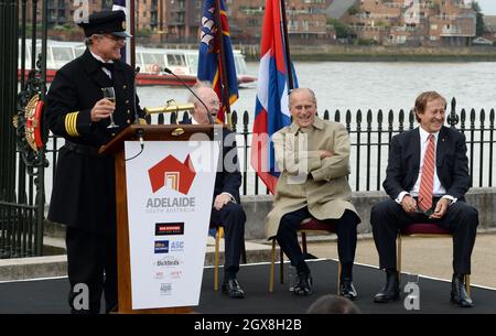 Il Principe Filippo, Duca di Edimburgo e Bill Muirhead, Agente Generale dell'Australia Meridionale, ridono mentre il Capitano onorario Andrew Chapman si prepara a lanciare champagne agli spiriti dei quattro venti durante la cerimonia di rinomina per la nave Clipper "la Città di Adelaide" presso l'Old Royal Naval College di Greenwich. Foto Stock