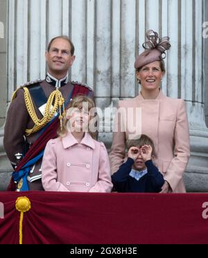 Il Principe Edoardo, conte di Wessex e Sophie, contessa di Wessex con i loro figli James Visconte Severn e Lady Louise Windsor si trovano sul balcone di Buckingham Palace in seguito all'annuale cerimonia del colore Foto Stock