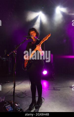 La cantante Elena Tonra con la band indie 'Daughter' suona all'O2 Shepherds Bush Empire di Londra. Foto Stock