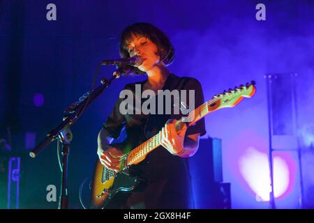 La cantante Elena Tonra con la band indie 'Daughter' suona all'O2 Shepherds Bush Empire di Londra. Foto Stock