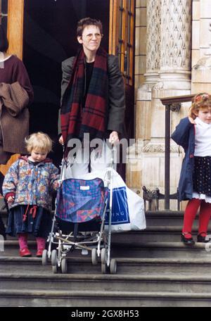 Annie Lennox, cantante di Eurythmics, con le sue figlie che acquistano a Londra. Foto Stock