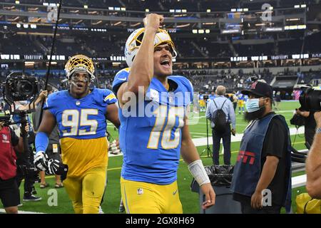 Inglewood, Stati Uniti. 05 ottobre 2021. Il quarto di Justin Herbert di Los Angeles Chargers ondeggia il suo pugno alla folla dopo la vittoria sui Las Vegas Raiders al SoFi Stadium lunedì 4 ottobre 2021 a Inglewood, California. I Chargers sconfissero i Raiders 28-14. Foto di Jon SooHoo/UPI Credit: UPI/Alamy Live News Foto Stock