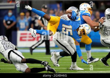 Inglewood, Stati Uniti. 05 ottobre 2021. Jalen Guyton (15) è stato affrontato da Las Vegas Raiders Cornerback Casey Hayward Jr (L) durante il primo trimestre di azione al SoFi Stadium lunedì 4 ottobre 2021 a Inglewood, California. I Chargers sconfissero i Raiders 28-14. Foto di Jon SooHoo/UPI Credit: UPI/Alamy Live News Foto Stock