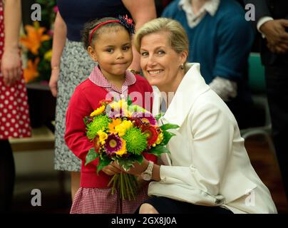 Sophie, contessa di Wessex si piega a chiacchierare con una ragazza della scuola giovane mentre visita la scuola primaria di Robert Browning a Londra con il suo marito il principe Edward al suo cinquantesimo compleanno il 10 marzo 2014. Foto Stock