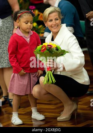 Sophie, contessa di Wessex si piega a chiacchierare con una ragazza della scuola giovane mentre visita la scuola primaria di Robert Browning a Londra con il suo marito il principe Edward al suo cinquantesimo compleanno il 10 marzo 2014. Foto Stock