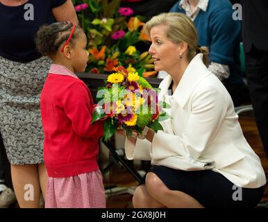 Sophie, contessa di Wessex si piega a chiacchierare con una ragazza della scuola giovane mentre visita la scuola primaria di Robert Browning a Londra con il suo marito il principe Edward al suo cinquantesimo compleanno il 10 marzo 2014. Foto Stock