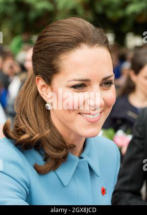 Catherine, Duchessa di Cambridge sorride mentre incontra il pubblico durante una cerimonia di posa della corona e commemorazione in Piazza Seymour, Blenheim, Nuova Zelanda il 10 aprile 2014. La Duchessa indossa un abito blu di cappotto del designer Alexander McQueen. Foto Stock