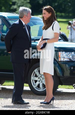 Catherine, Duchessa di Cambridge, che indossa un elegante abito da shift Jaegar bianco, incontra Sir Keith Mills durante una visita al National Maritime Museum di Greenwich, Londra. Foto Stock