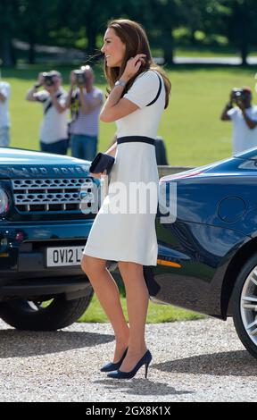 Catherine, Duchessa di Cambridge, con un elegante abito da shift Jaegar bianco, visita il National Maritime Museum di Greenwich, Londra. Foto Stock