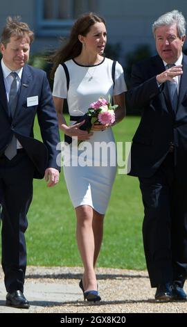 Catherine, Duchessa di Cambridge, che indossa un elegante abito da shift Jaegar bianco, incontra Sir Keith Mills (R) durante una visita al National Maritime Museum di Greenwich, Londra. Foto Stock