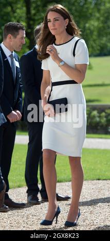 Catherine, Duchessa di Cambridge, con un elegante abito da shift Jaegar bianco, visita il National Maritime Museum di Greenwich, Londra. Foto Stock