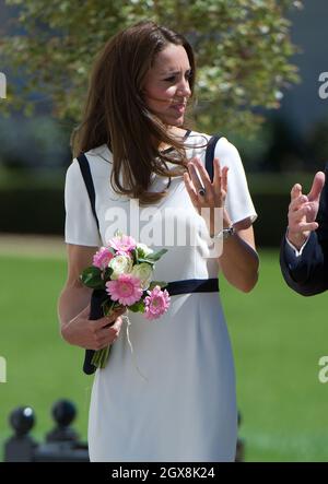 Catherine, Duchessa di Cambridge, con un elegante abito da shift Jaegar bianco, visita il National Maritime Museum di Greenwich, Londra. Foto Stock