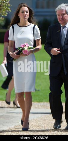 Catherine, Duchessa di Cambridge, che indossa un elegante abito da shift Jaegar bianco, incontra Sir Keith Mills durante una visita al National Maritime Museum di Greenwich, Londra. Foto Stock