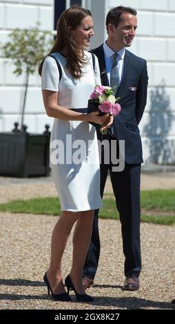 Catherine, Duchessa di Cambridge, che indossa un elegante abito da shift Jaegar bianco, incontra Sir ben Ainsley durante una visita al National Maritime Museum di Greenwich, Londra. Foto Stock