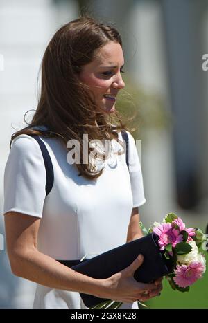 Catherine, Duchessa di Cambridge, con un elegante abito da shift Jaegar bianco, visita il National Maritime Museum di Greenwich, Londra. Foto Stock