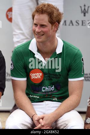 Il Principe Harry partecipa alla gara di polo di beneficenza del Trofeo Maserati Jerudong al Cirencester Park Polo Club il 15 giugno 2014. Foto Stock