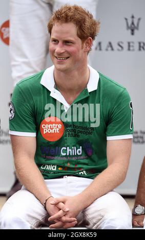 Il Principe Harry partecipa alla gara di polo di beneficenza del Trofeo Maserati Jerudong al Cirencester Park Polo Club il 15 giugno 2014. Foto Stock