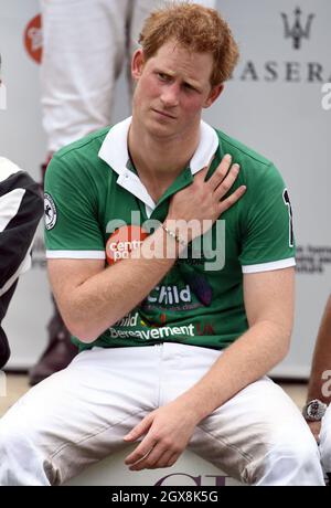 Il Principe Harry partecipa alla gara di polo di beneficenza del Trofeo Maserati Jerudong al Cirencester Park Polo Club il 15 giugno 2014. Foto Stock