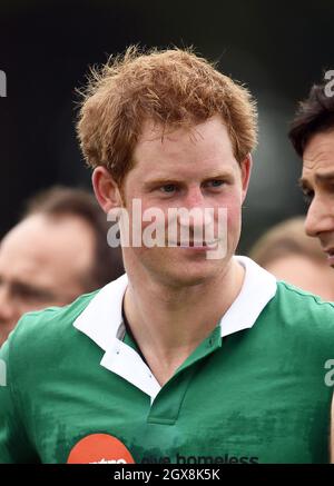 Il Principe Harry partecipa alla gara di polo di beneficenza del Trofeo Maserati Jerudong al Cirencester Park Polo Club il 15 giugno 2014. Foto Stock