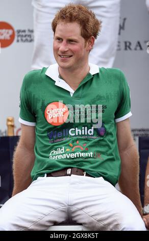 Il Principe Harry partecipa alla gara di polo di beneficenza del Trofeo Maserati Jerudong al Cirencester Park Polo Club il 15 giugno 2014. Foto Stock