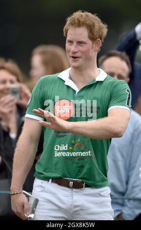 Il Principe Harry partecipa alla gara di polo di beneficenza del Trofeo Maserati Jerudong al Cirencester Park Polo Club il 15 giugno 2014. Foto Stock